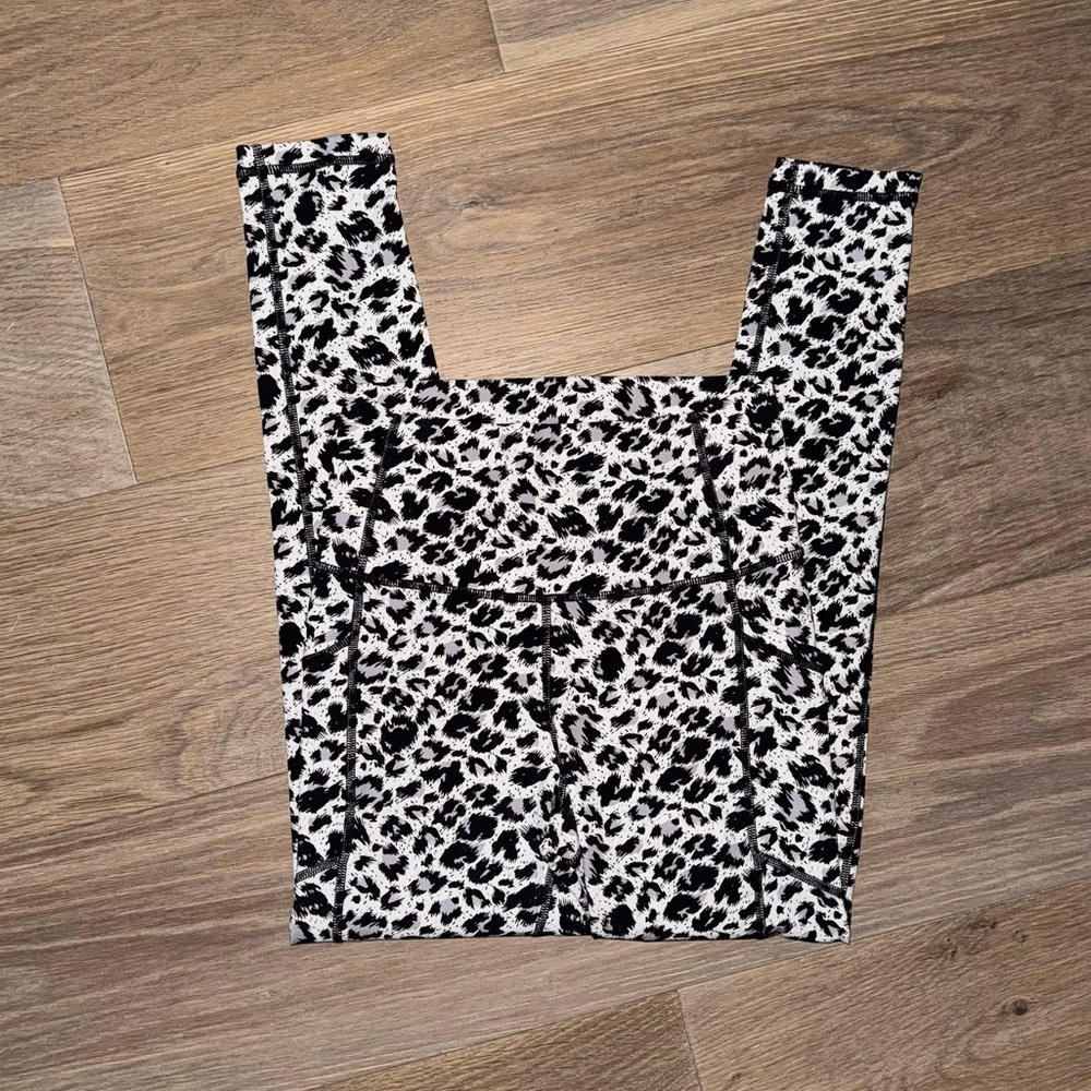 💕SALE💕NWOT Zyia Active Snow Leopard Pocket Leggings